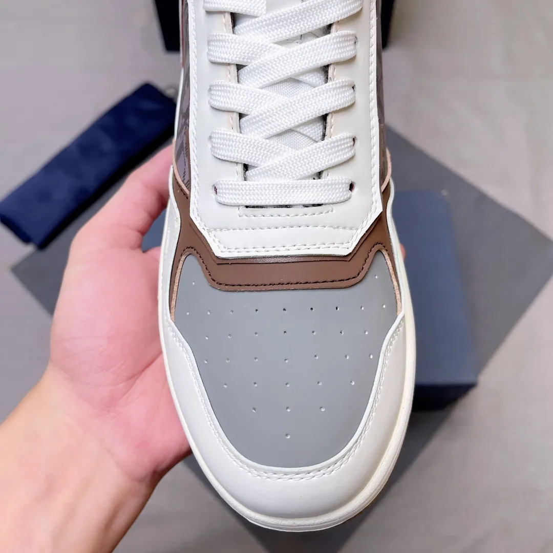 p440 "Dio*" mid-top B27 casual sneakers. This B27 high-top sneaker is a new product in the series and continues Di*r's classic style. Crafted from gray and white smooth calf leather with beige and black Oblique print panels on the sides. The "CD Icon" shaped shoelace eyelets are clever and delicate, and the two-color rubber sole, rear collar and heel are all equipped with the brand's iconic details to enhance the style. Oblique printed straps at the ankle allow for an adjustable fit to complement the overall design. Fashionable and versatile, it can complement any look. Create an exquisite design with unique dynamic vitality and modern atmosphere, presented in low-top and high-top styles. This new must-have shoe adds a new dimension to Dior's archive heritage, embodying modern elegance. Purchase the original version and make it 1:1. If you need top quality, please come to me! Male 38-44! No. 067